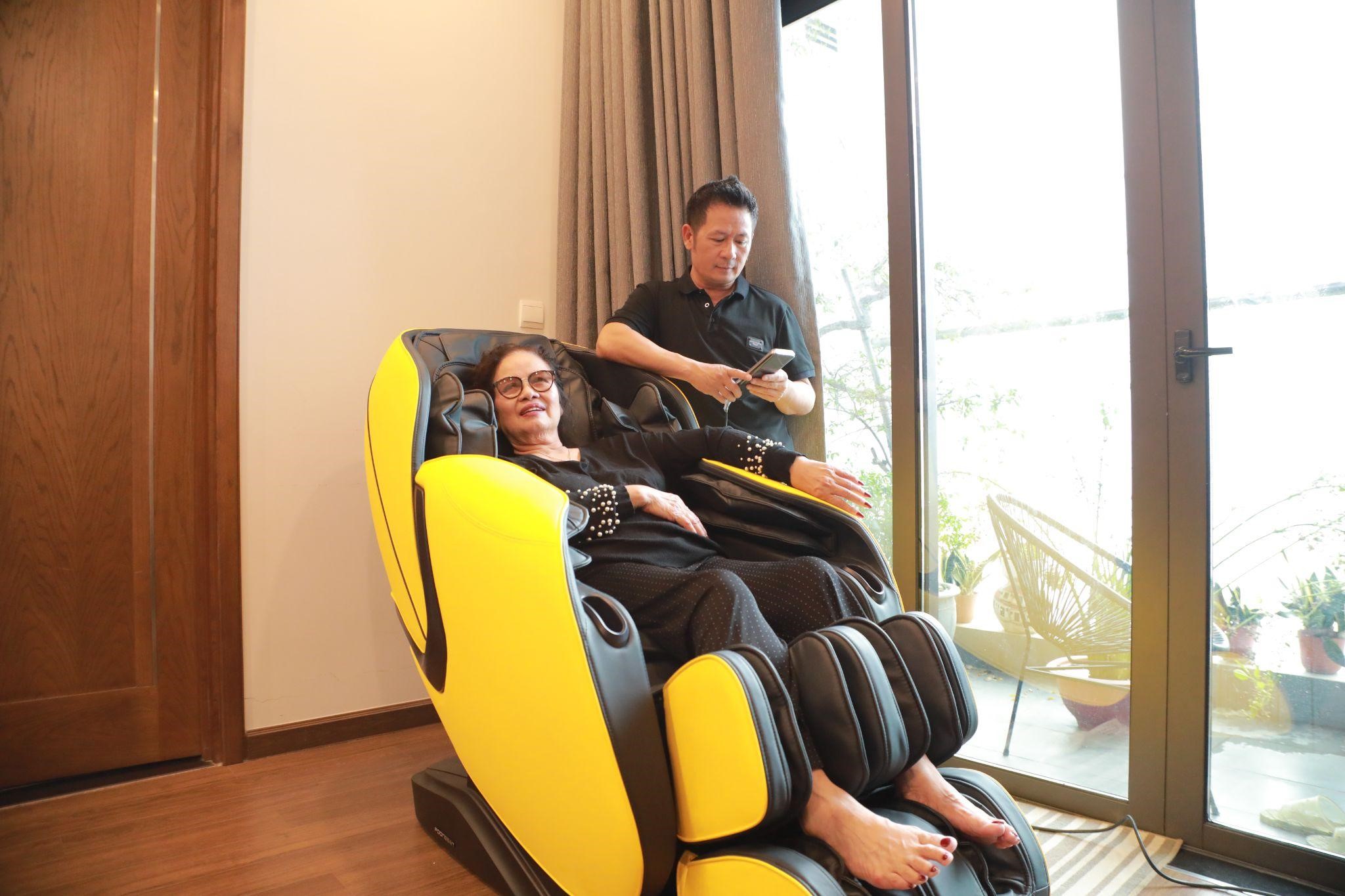 Bằng Kiều cùng mẹ bên ghế massage Poongsan MCP-202 tại nhà